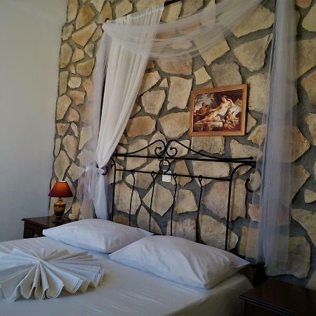 Kamári Bougainvillea Suites מראה חיצוני תמונה