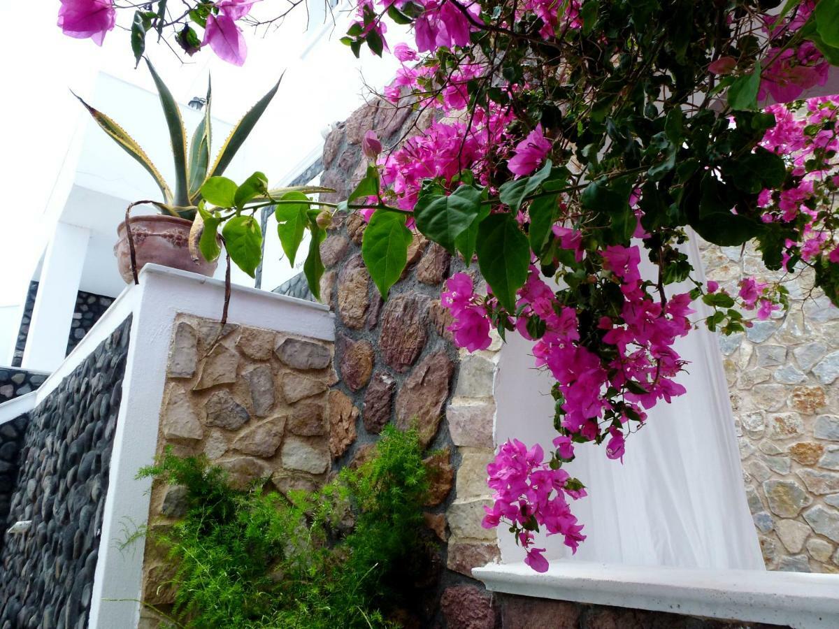 Kamári Bougainvillea Suites מראה חיצוני תמונה