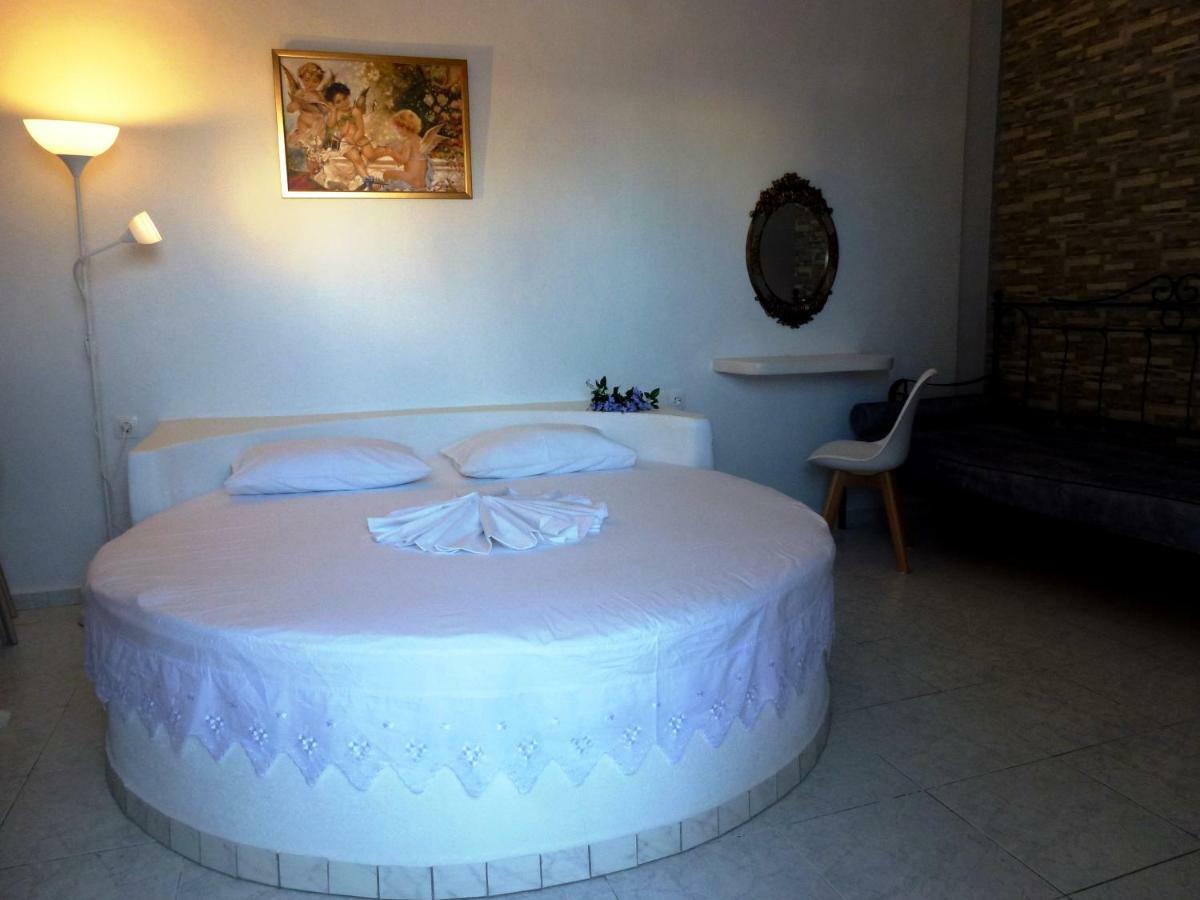 Kamári Bougainvillea Suites מראה חיצוני תמונה