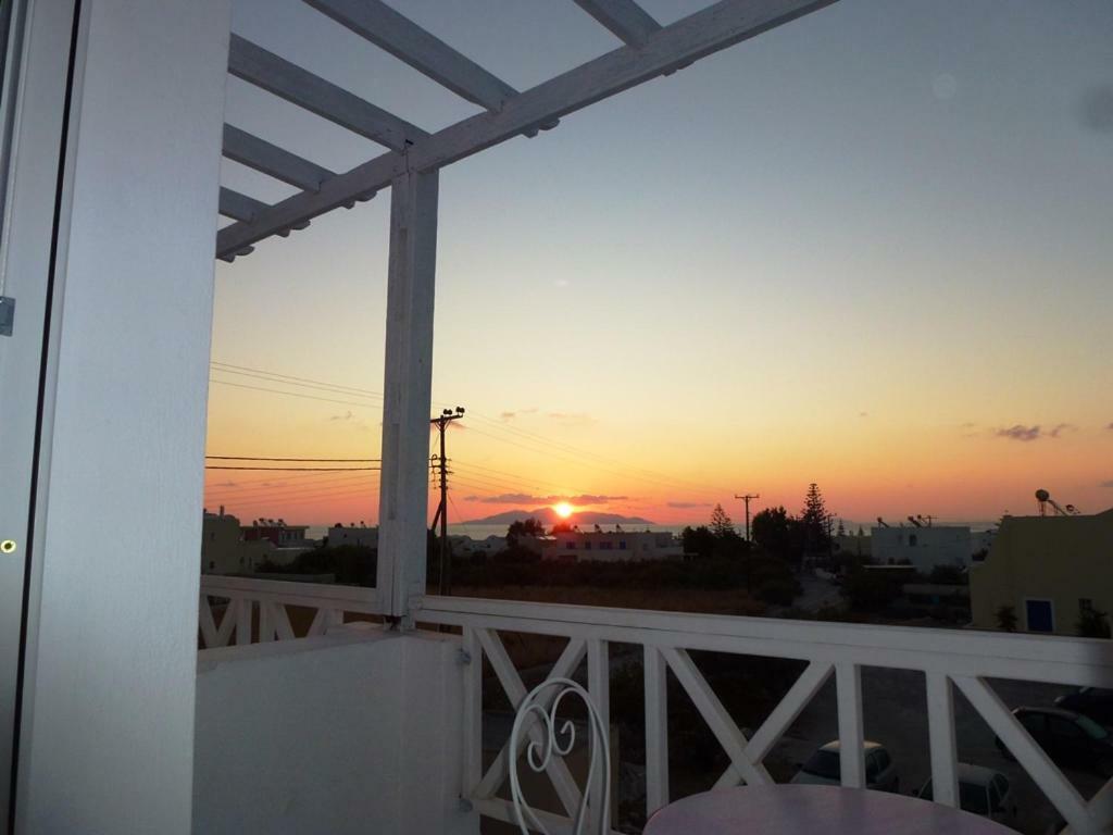 Kamári Bougainvillea Suites מראה חיצוני תמונה