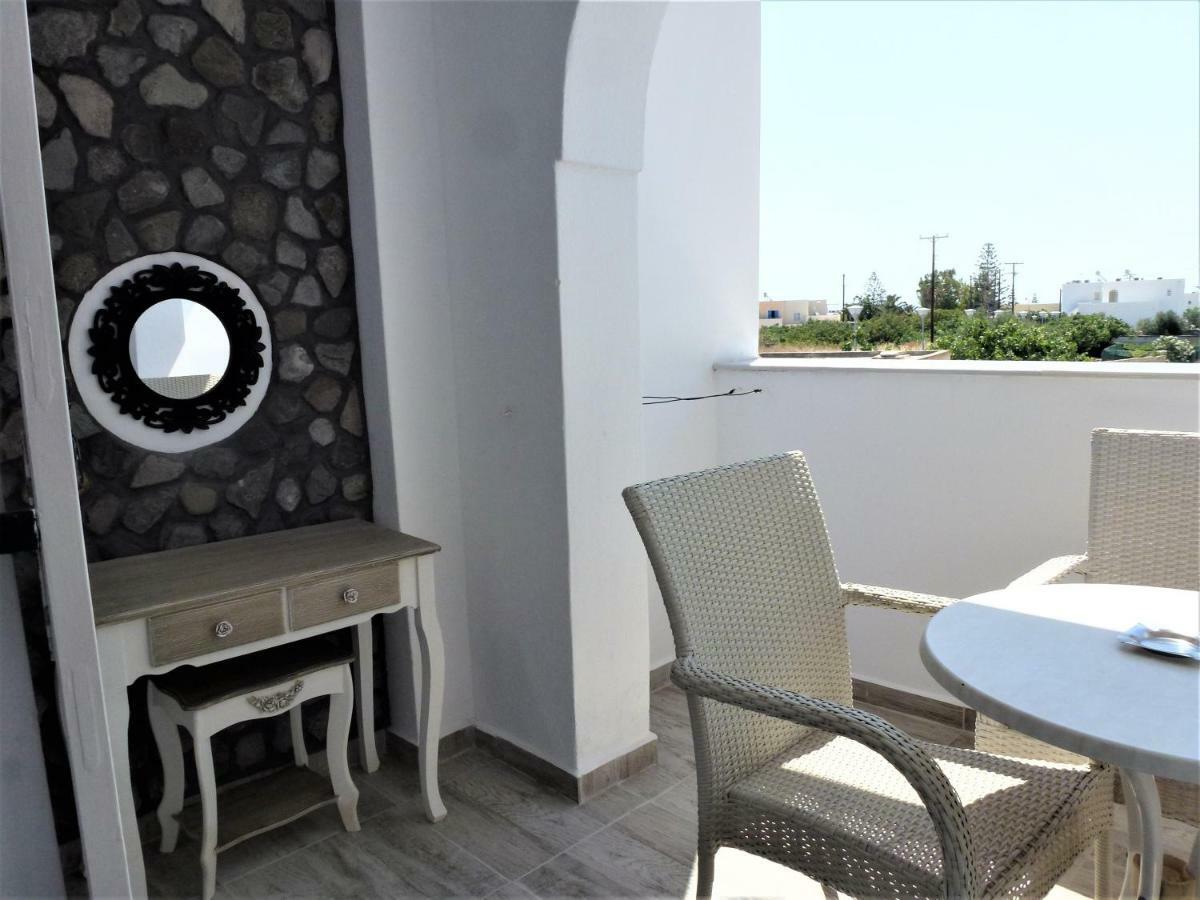 Kamári Bougainvillea Suites מראה חיצוני תמונה