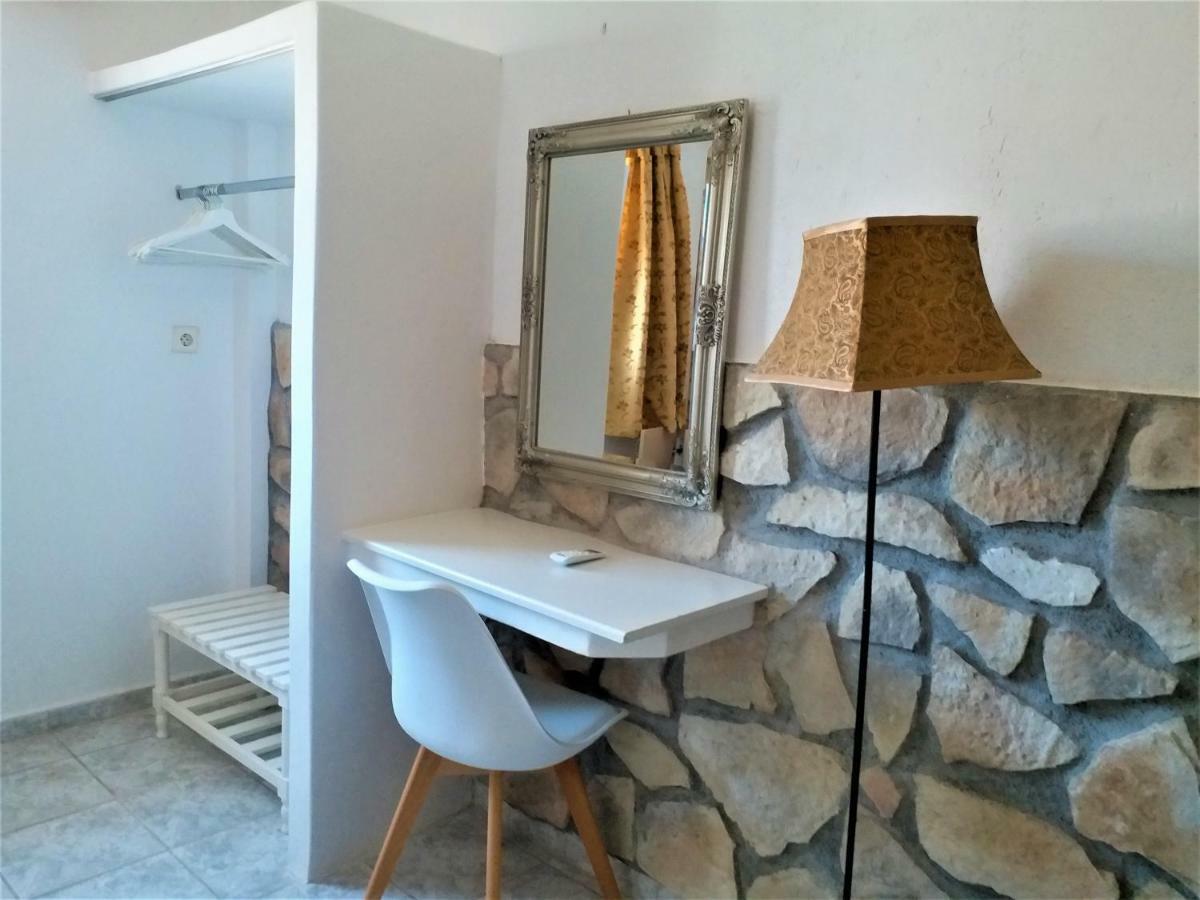 Kamári Bougainvillea Suites מראה חיצוני תמונה